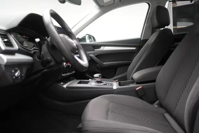 Audi Q5 view 10