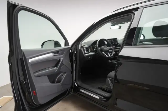 Audi Q5 view 12