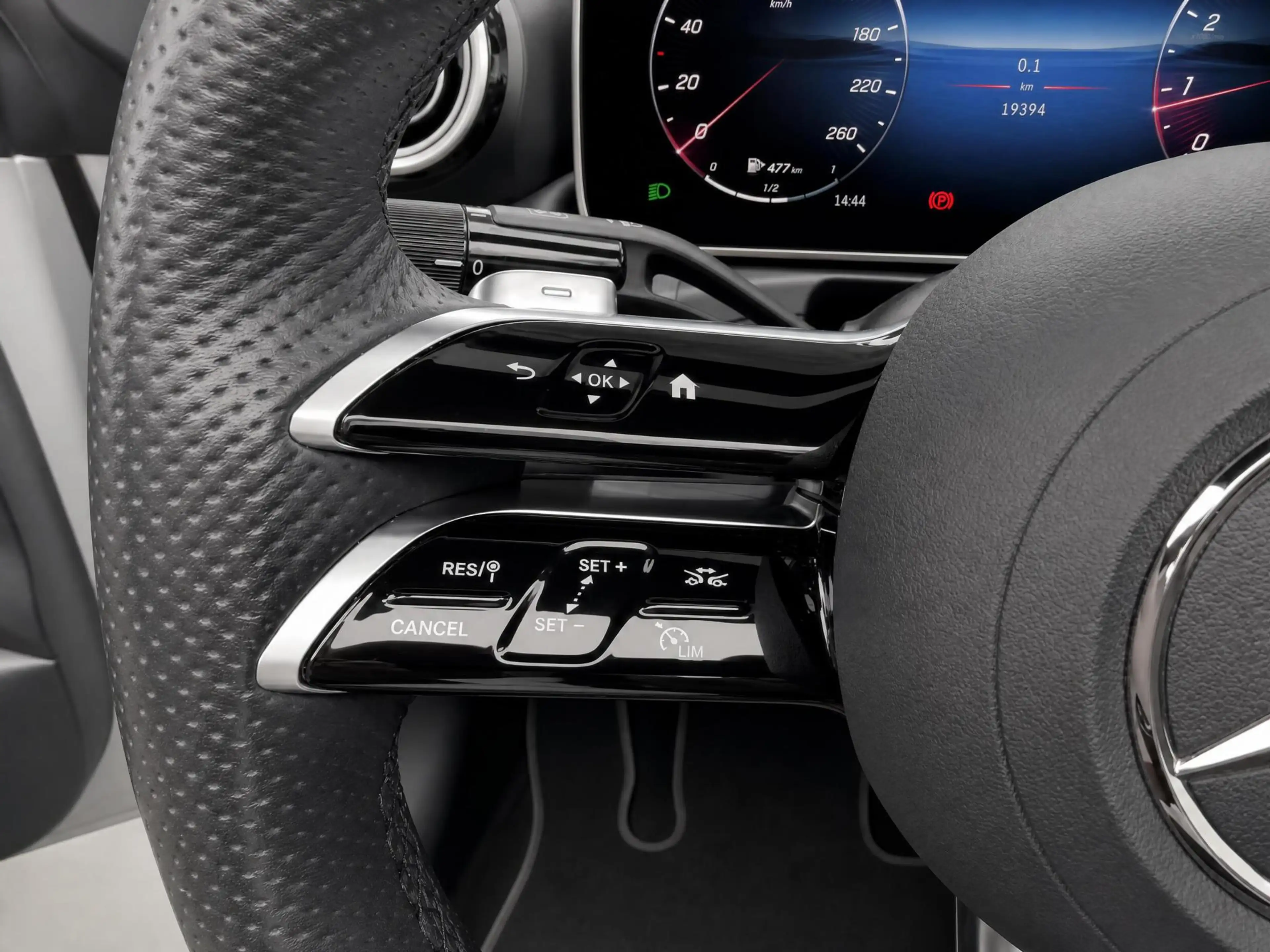 Mercedes-Benz CLE 200 Cabriolet 4MATIC AMG Line — photo 12
