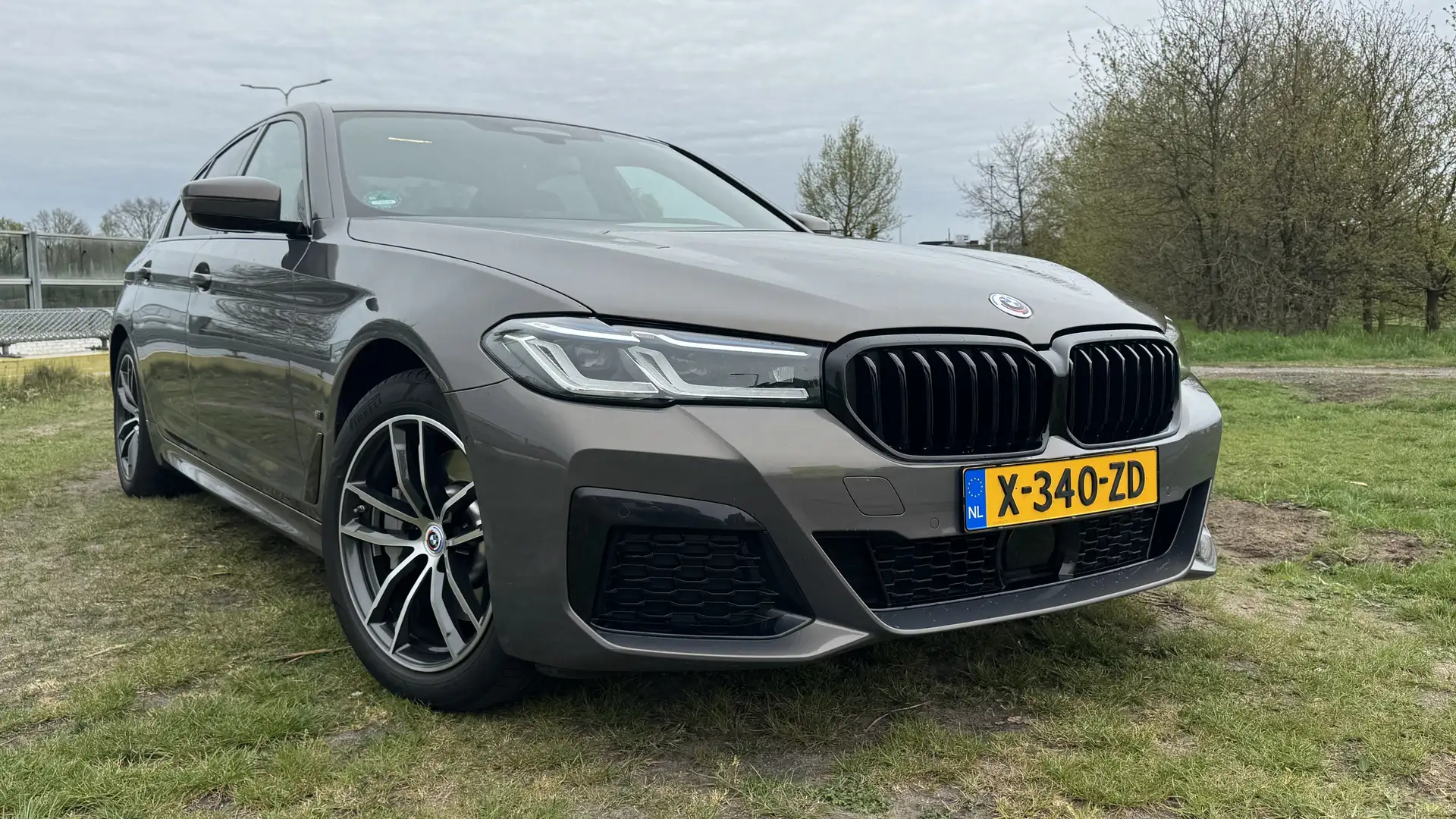 BMW 530 BMW 530e M Sport | Parelmoer | Full options! Grijs - 2