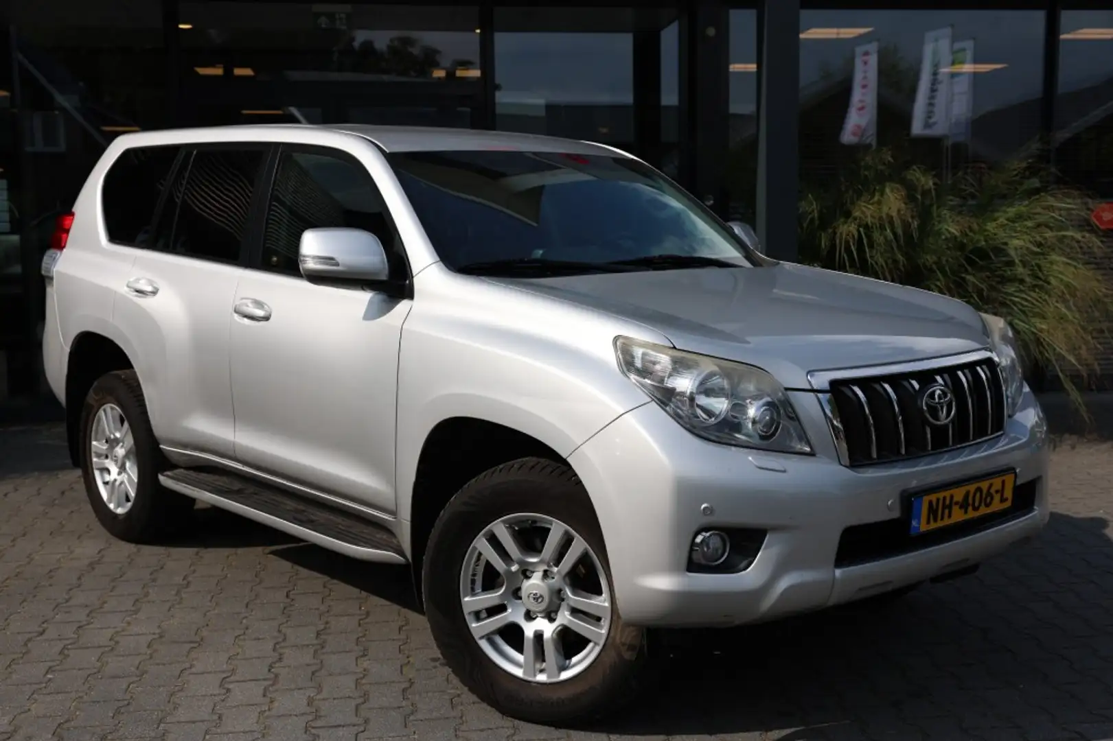 Toyota Land Cruiser 3.0 D-4D 5DRS SX A/T 5 SITZ MARGE Plateado - 1