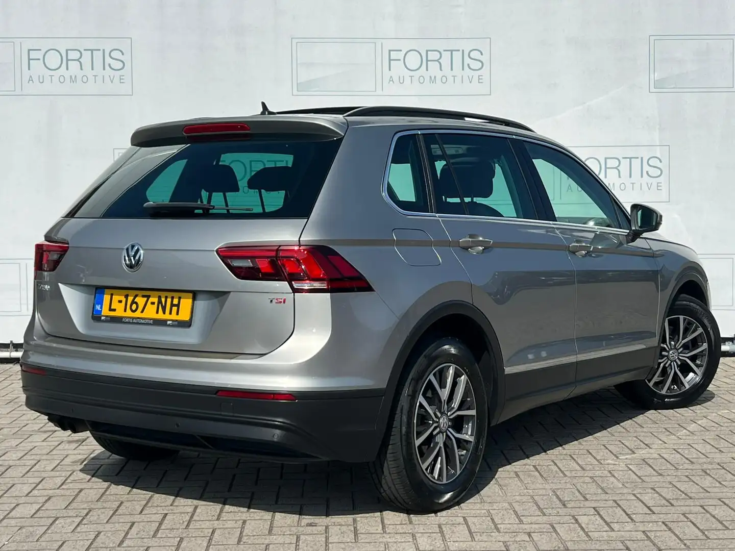 Volkswagen Tiguan 1.4 TSI ACT Comfortline Business R PANO | LEDER | Grijs - 2