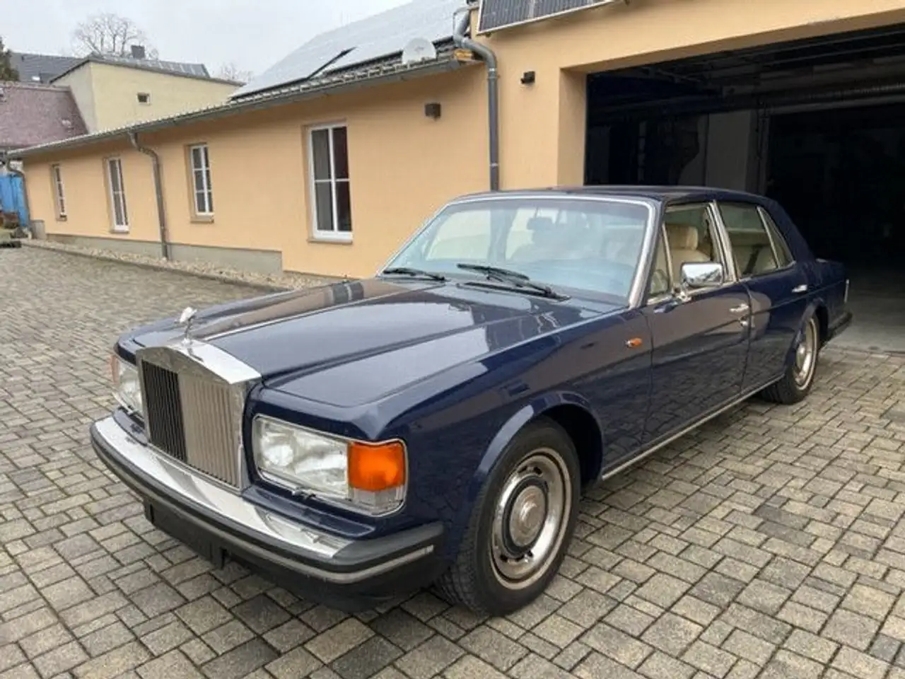 Rolls-Royce Silver Spirit