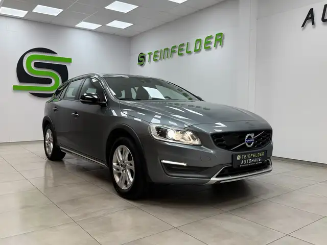 Volvo V60 Cross Country Momentum AWD / NAVI / XENON /