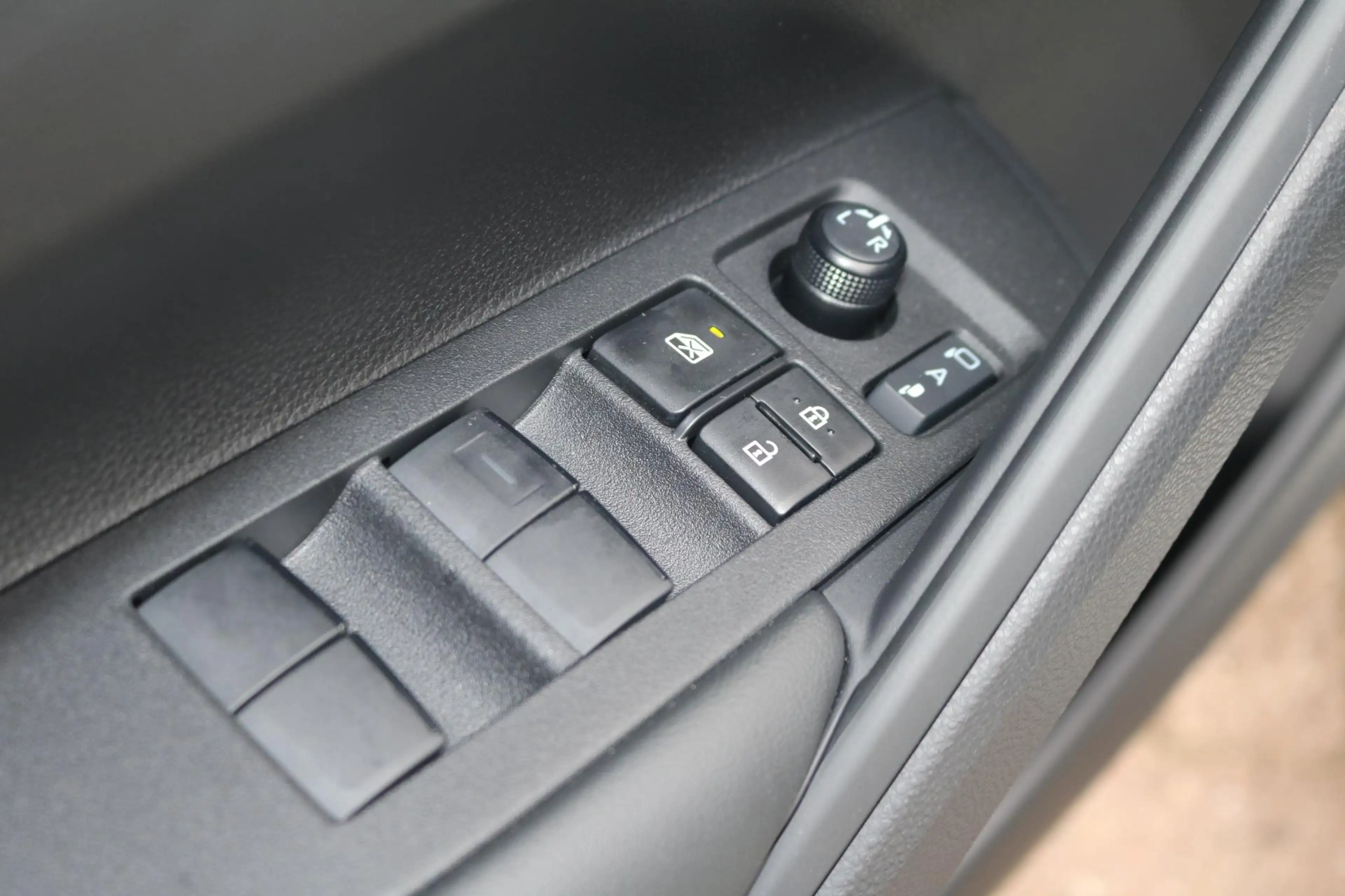 Toyota Corolla Cross Hybrid 140 Active Automatische inklapbare zijspieg — photo 13
