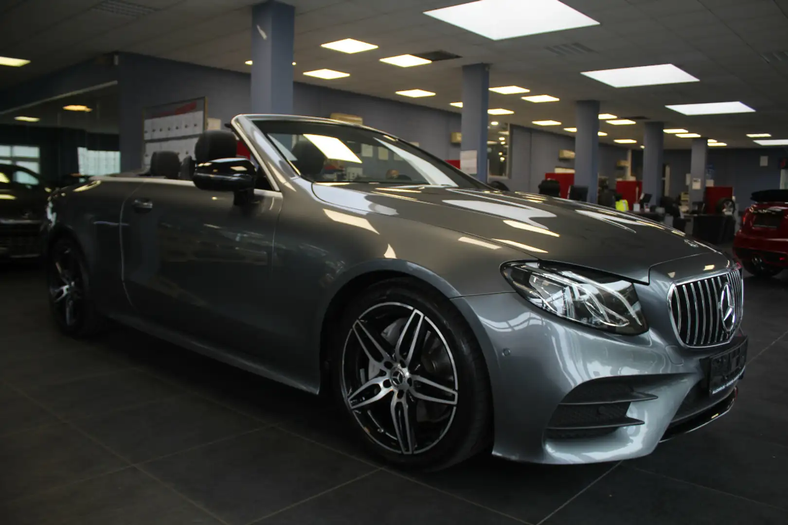 Mercedes-Benz E 200 Cabrio 9G-TRONIC AMG Line Grau - 1