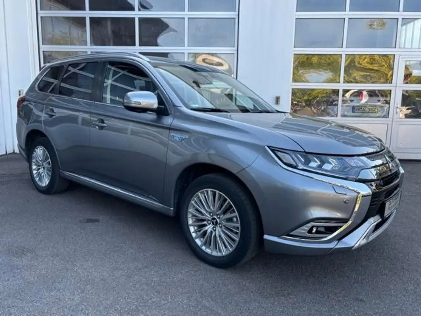 Mitsubishi Outlander PLUS Fahrassistenz-Pak. Grau - 2