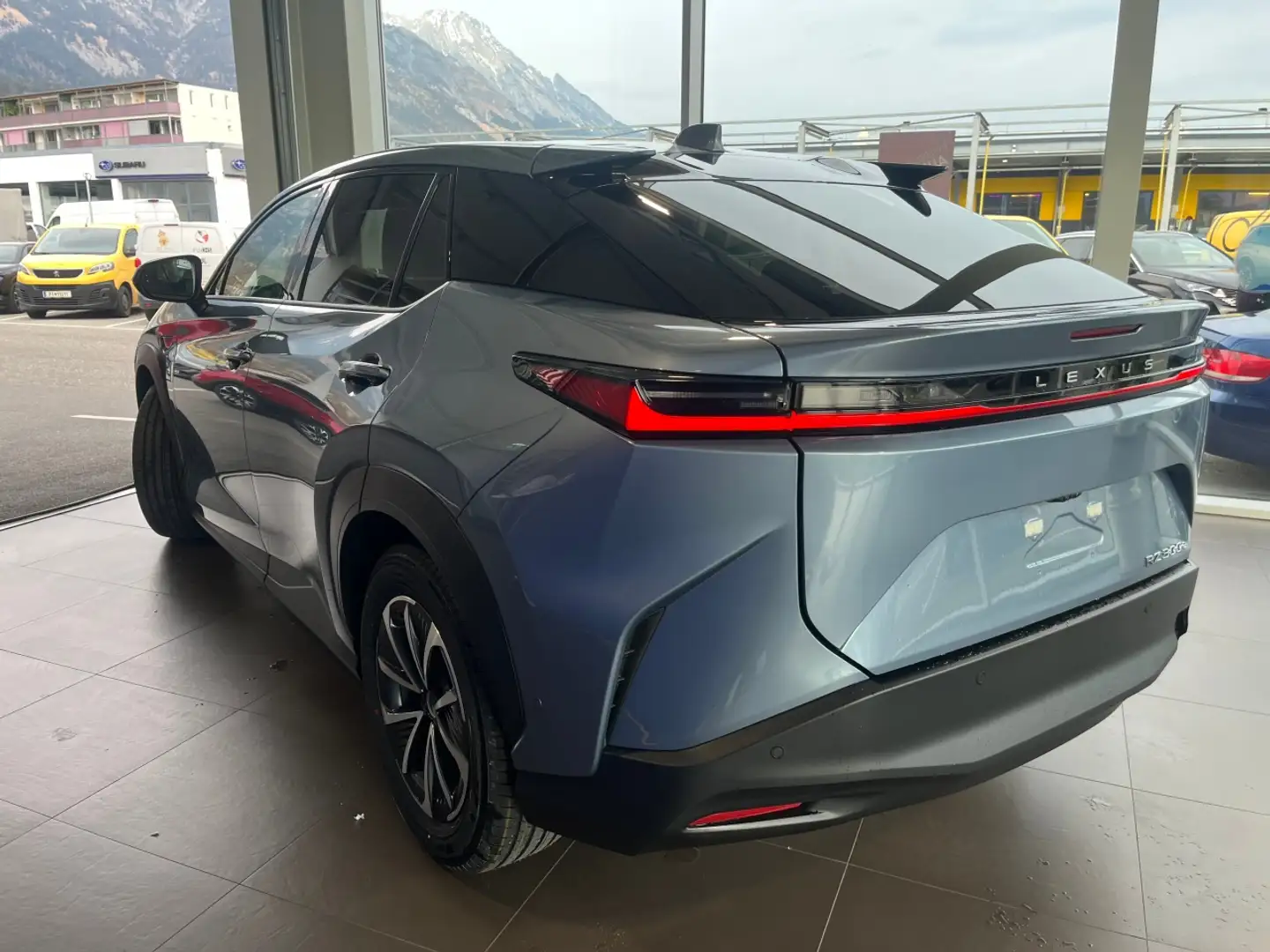 Lexus RZ 300e  Executive Line Albastru - 2
