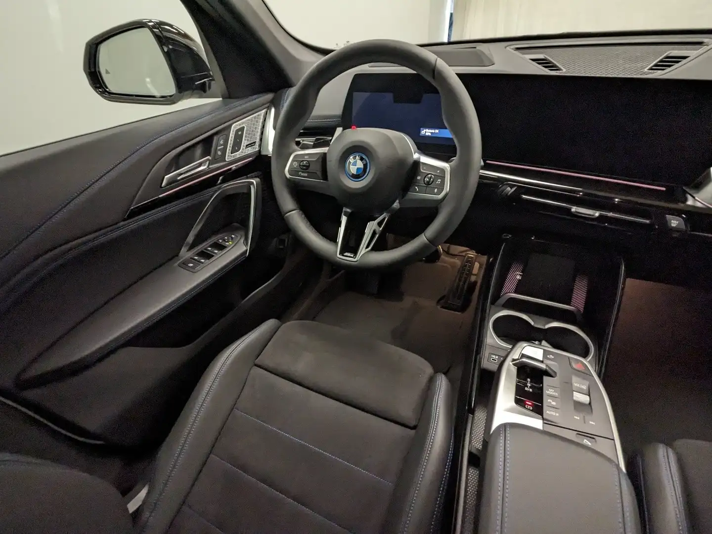 BMW iX1 eDrive20 M Sportpaket Innovationspaket ComfortPake White - 2