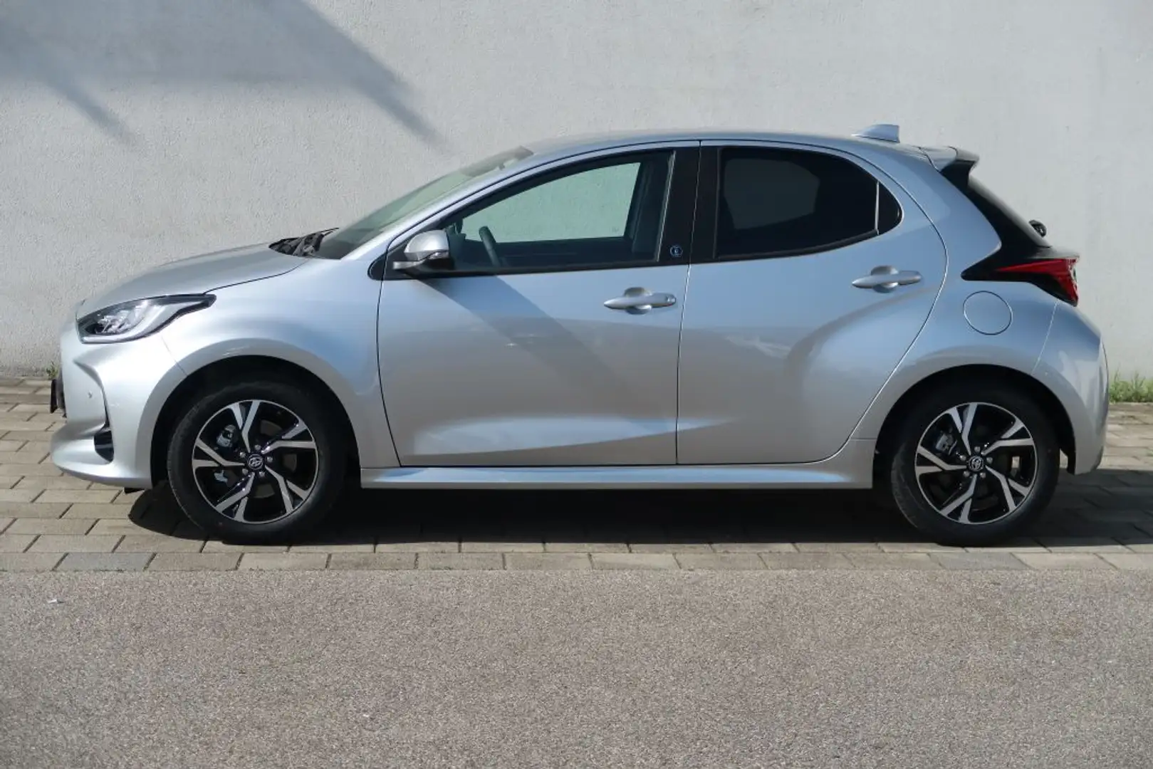 Toyota Yaris Yaris Hybrid 116 1.5 VVT-i Team D +SAFETY PAKET Argent - 2