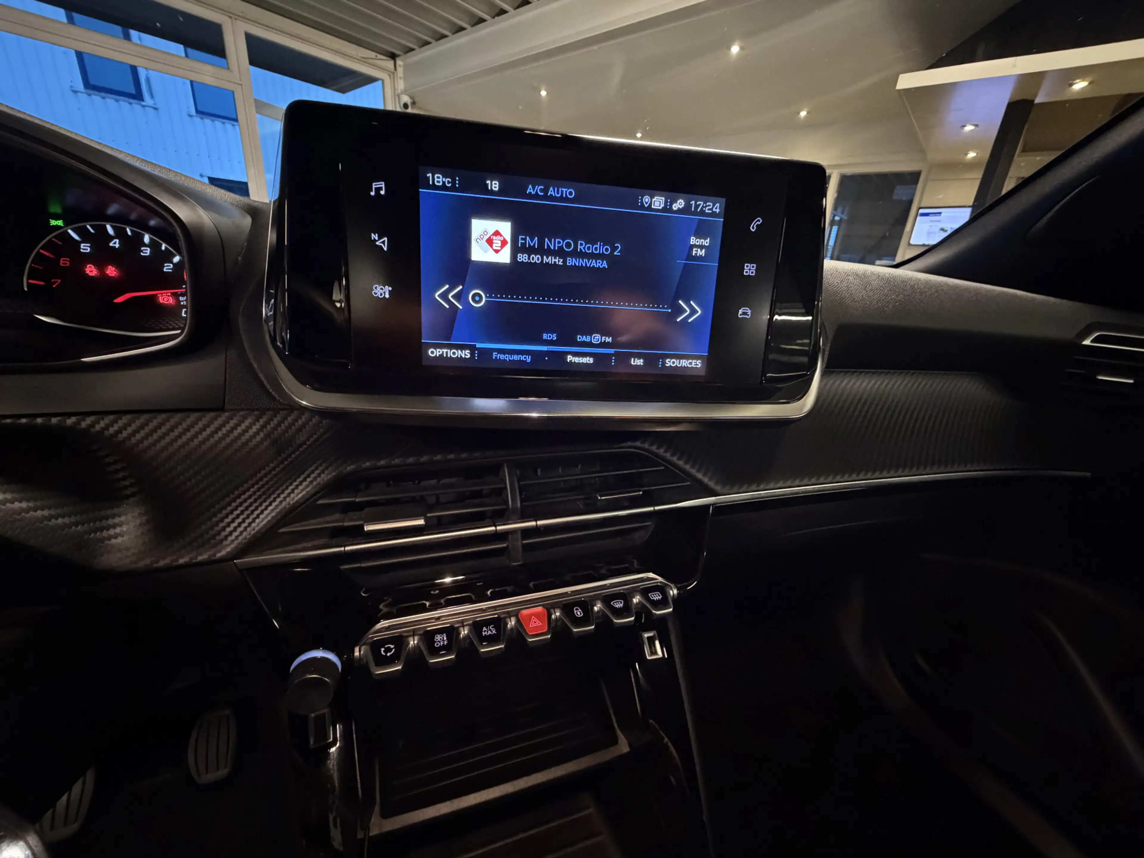 Peugeot 2008 1.2 PureTech | BINNENKORT VERWACHT — photo 23
