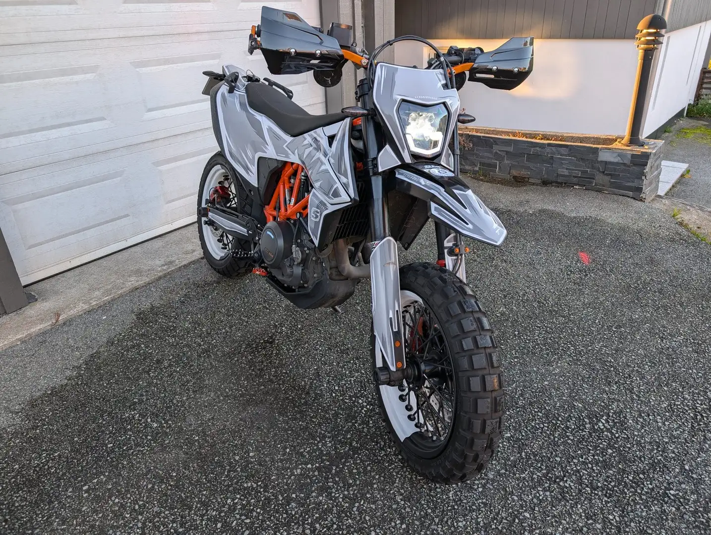 KTM 690 SMC R Alb - 2