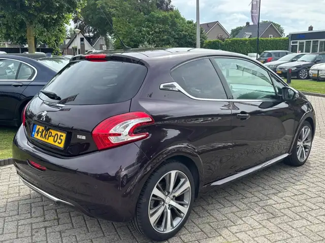 Peugeot 208 view 5