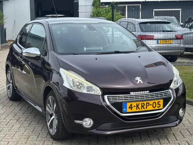 Peugeot 208 view 3