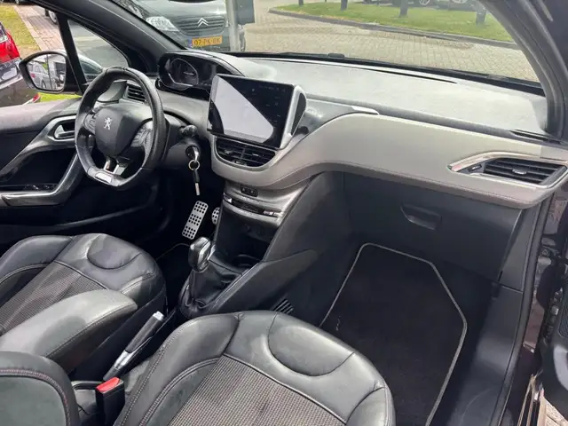 Peugeot 208 view 9