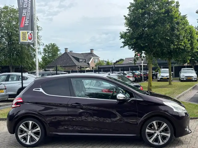 Peugeot 208 view 4