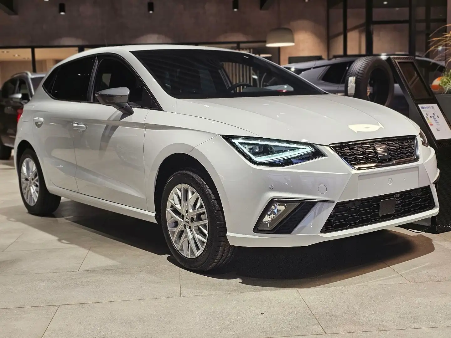 SEAT Ibiza 1.0 TSI XCELLENCE SH ACC Navi LED RFK SH Weiß - 2