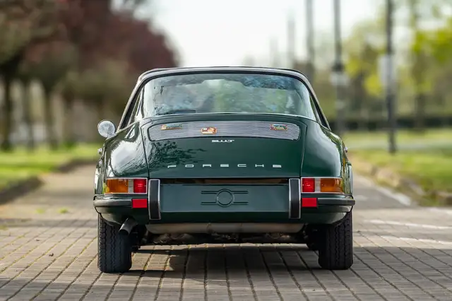 Porsche 911 view 7