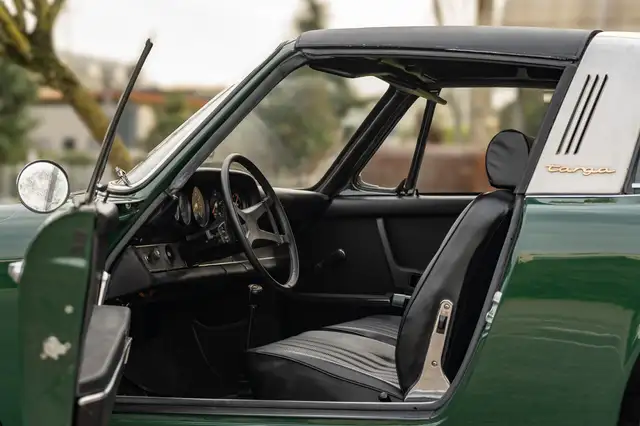 Porsche 911 view 8