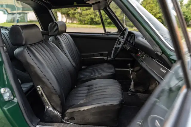 Porsche 911 view 12