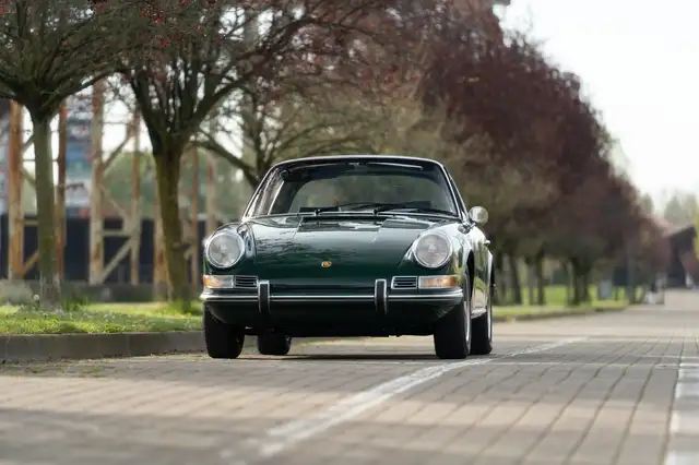Porsche 911 view 4