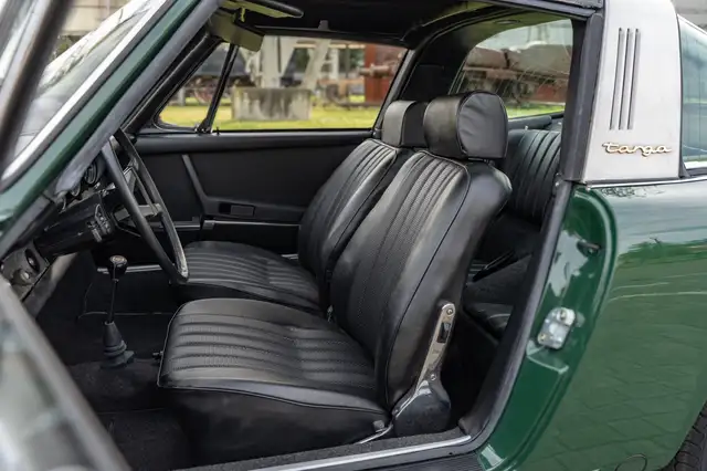 Porsche 911 view 9