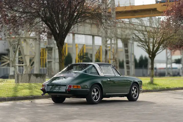 Porsche 911 view 6