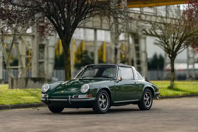Porsche 911 view 3