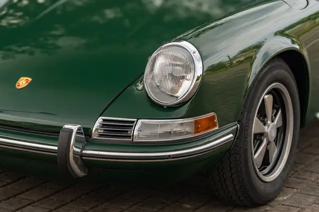 Porsche 911 view 5