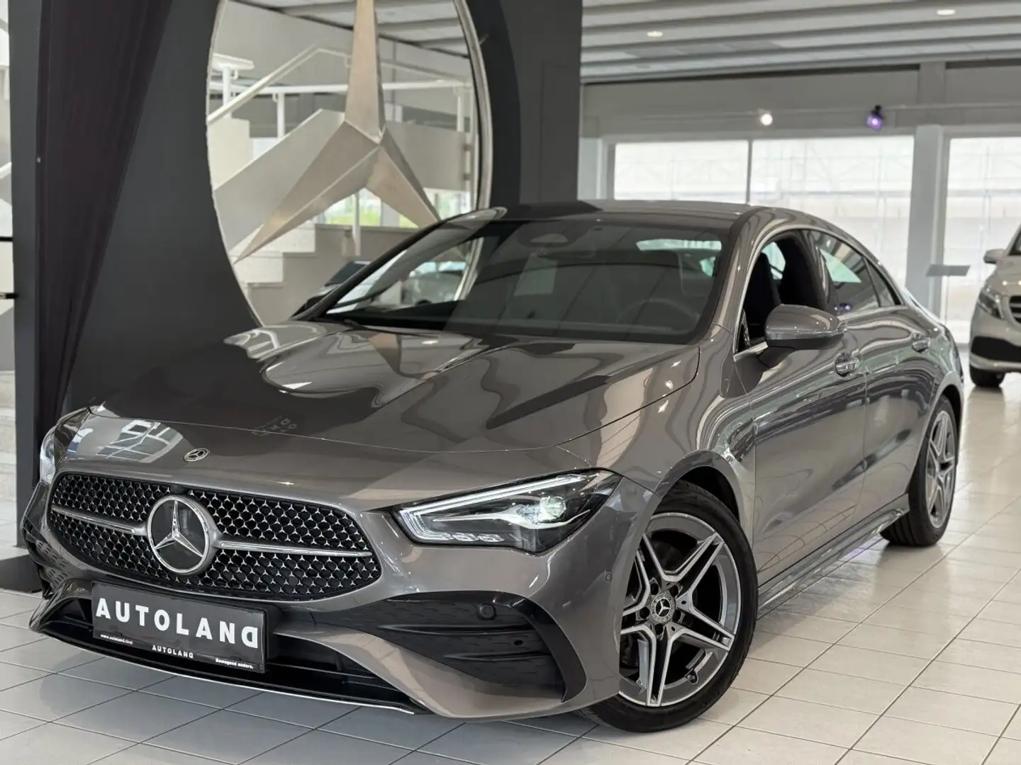 Mercedes-Benz CLA 200 d AMG LINE Grau - 1