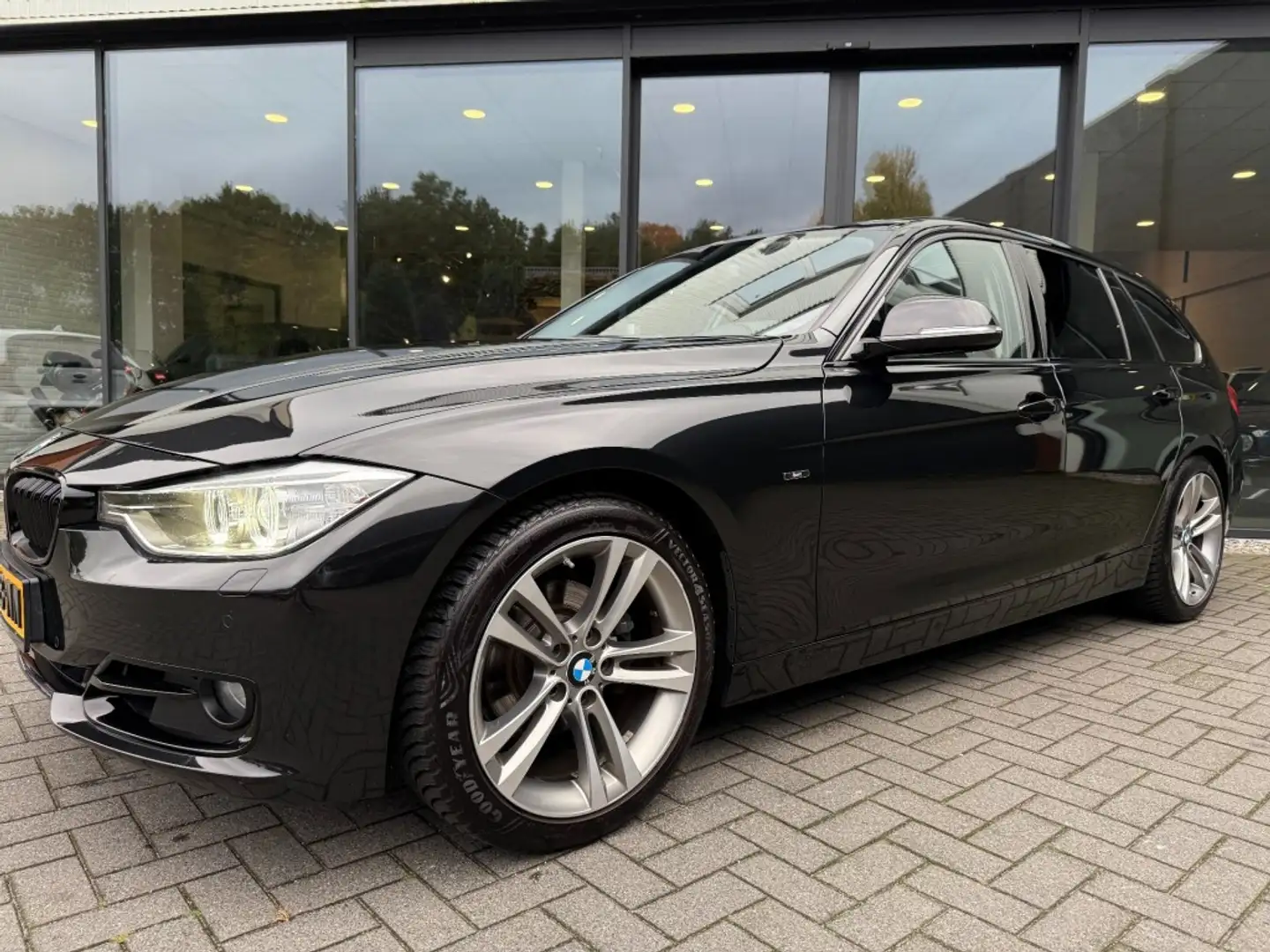BMW 320 Touring 320i Sportline,Pano,Xenon,Stoel/stuurverw, Schwarz - 2