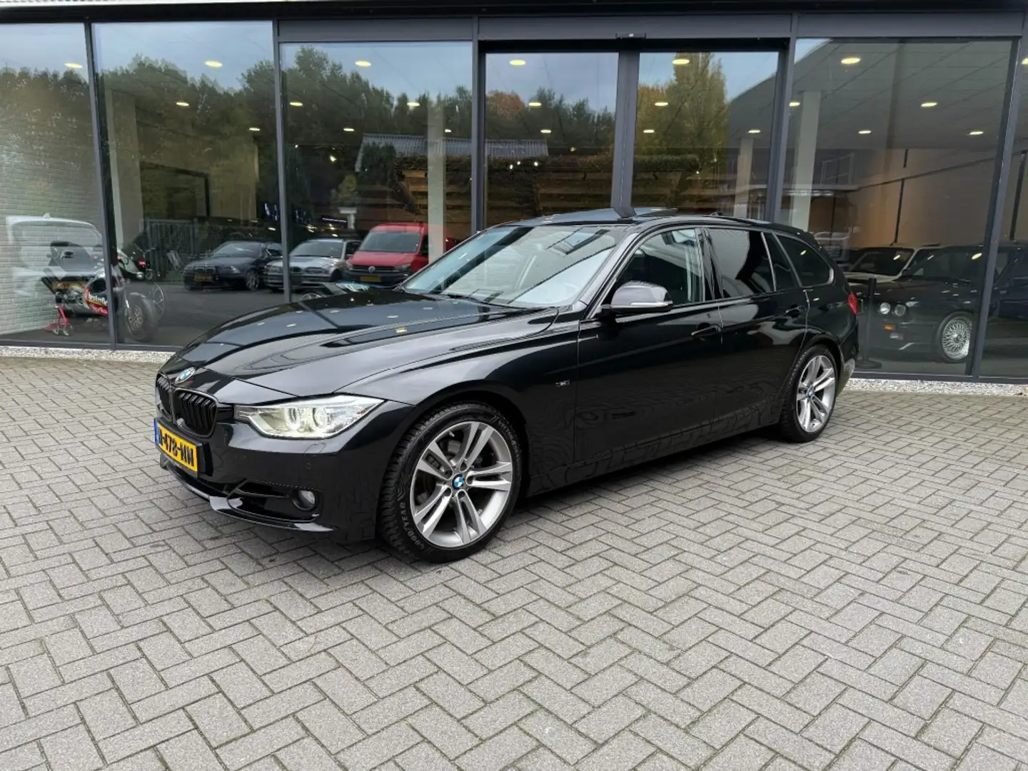 BMW 320 Touring 320i Sportline,Pano,Xenon,Stoel/stuurverw, Schwarz - 1