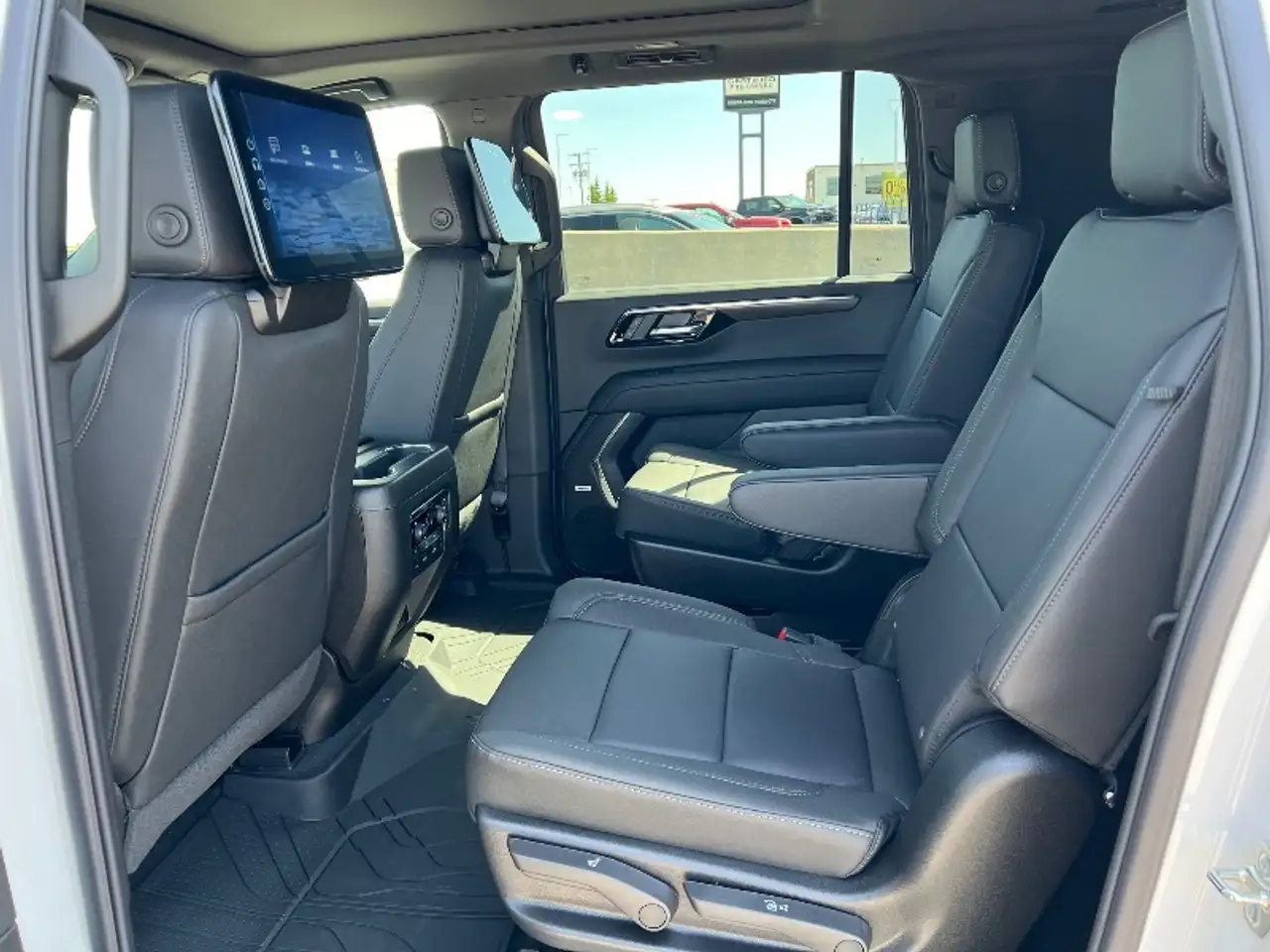 Chevrolet Suburban снимка Chevrolet Suburban