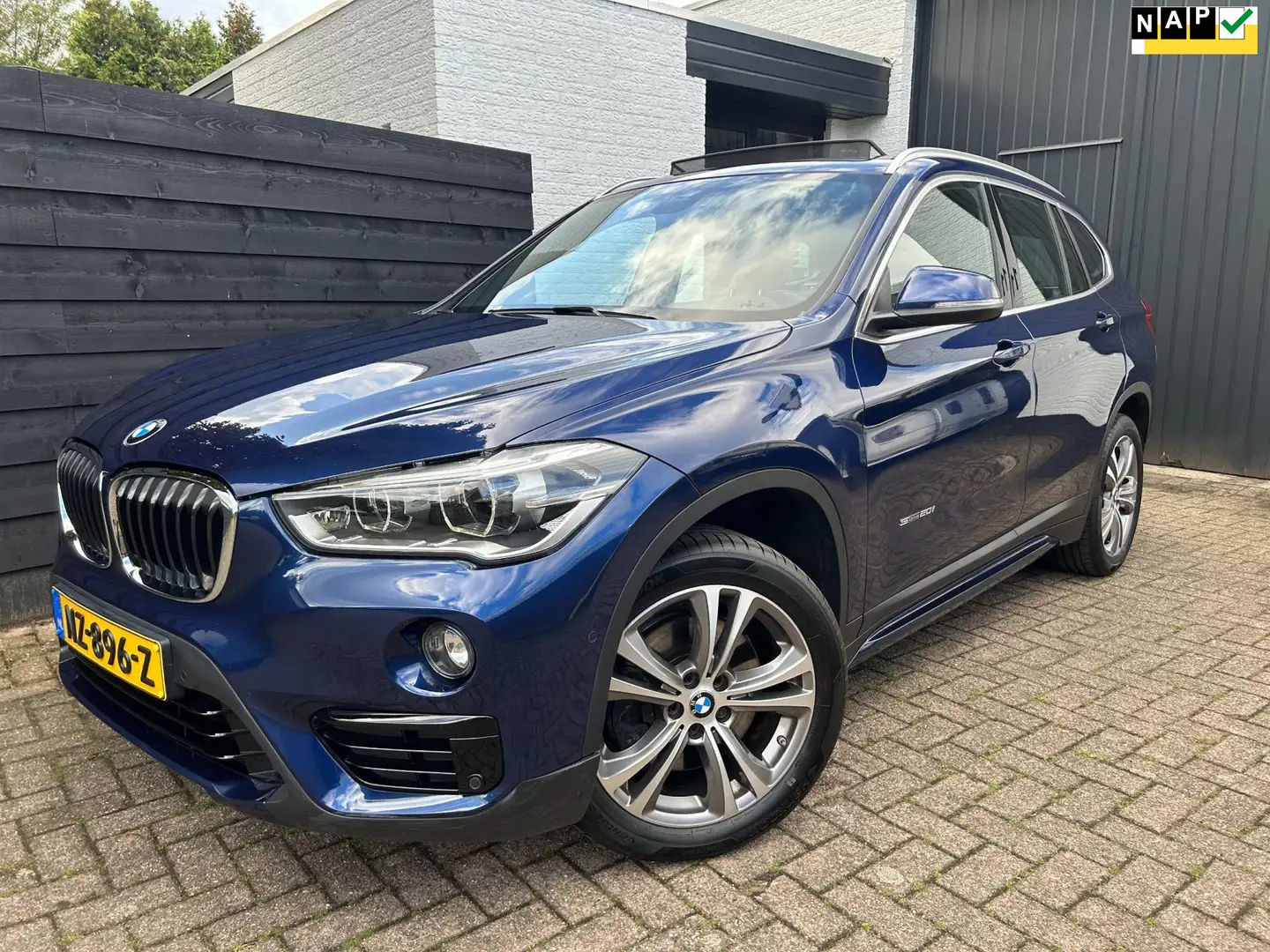 BMW X1 SDrive20i Corporate Lease High Executive, Pano, HU Blauw - 1
