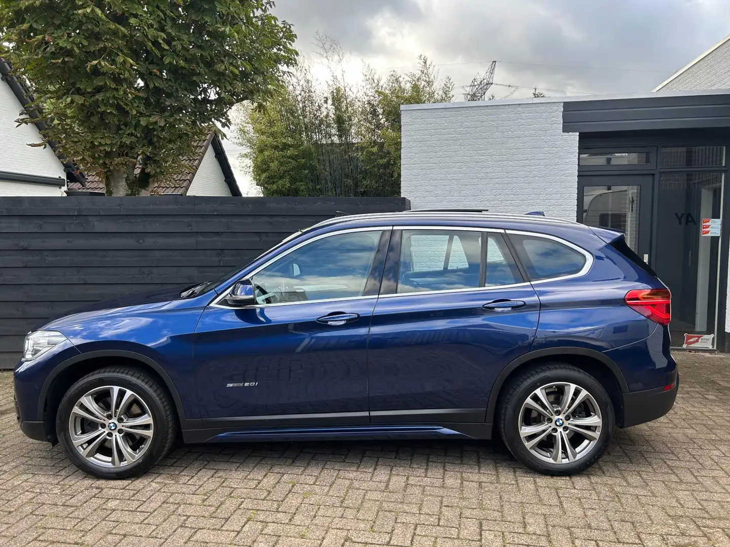BMW X1 SDrive20i Corporate Lease High Executive, Pano, HU Blauw - 2