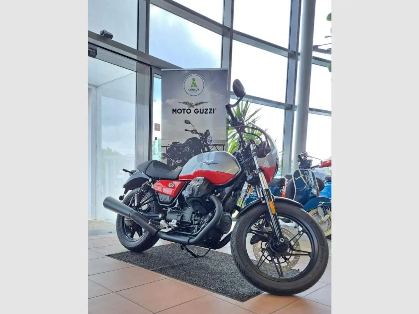 Moto Guzzi V 7 Stone Corsa Noir - 2