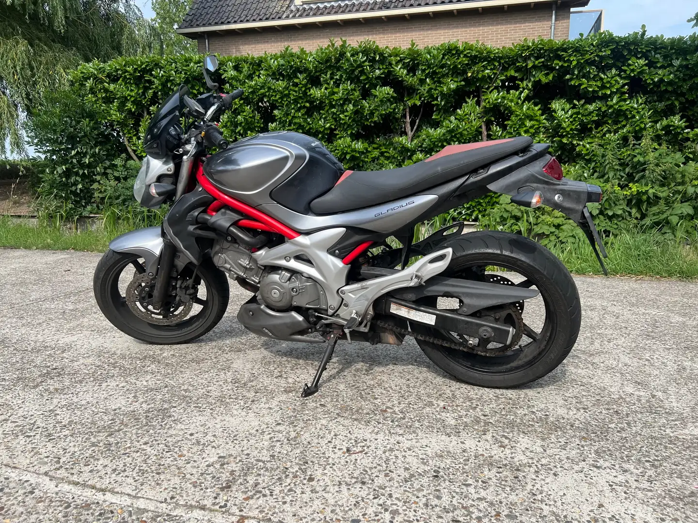 Suzuki Gladius 650 SFV 650 Rood - 1