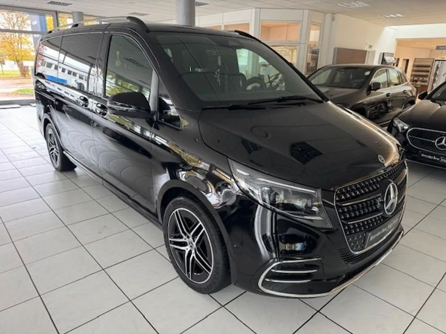 Mercedes-Benz V 300 d 4MATIC STYLE Lang AMG PANO AHK STHZG Abs Schwarz - 2