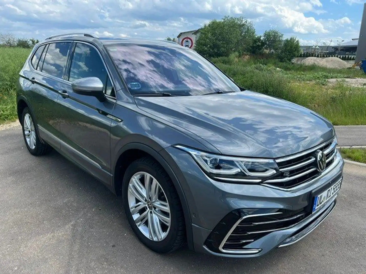 Volkswagen Tiguan R-Line 4Motion Grau - 1