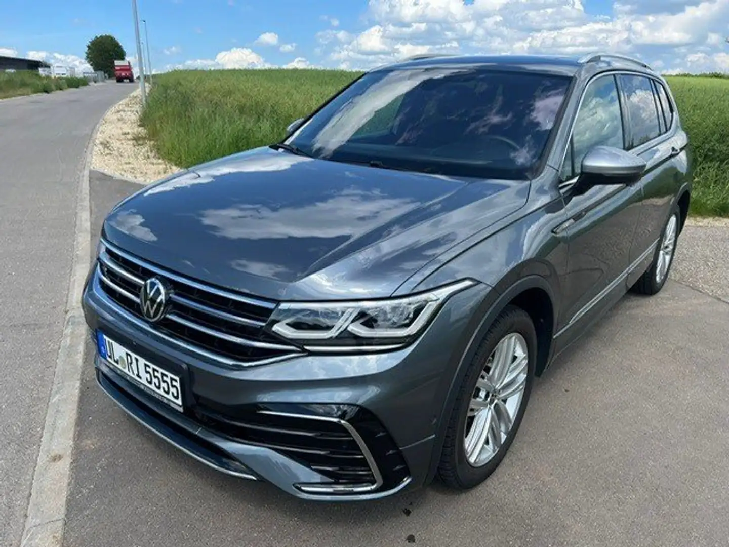 Volkswagen Tiguan R-Line 4Motion Grau - 2