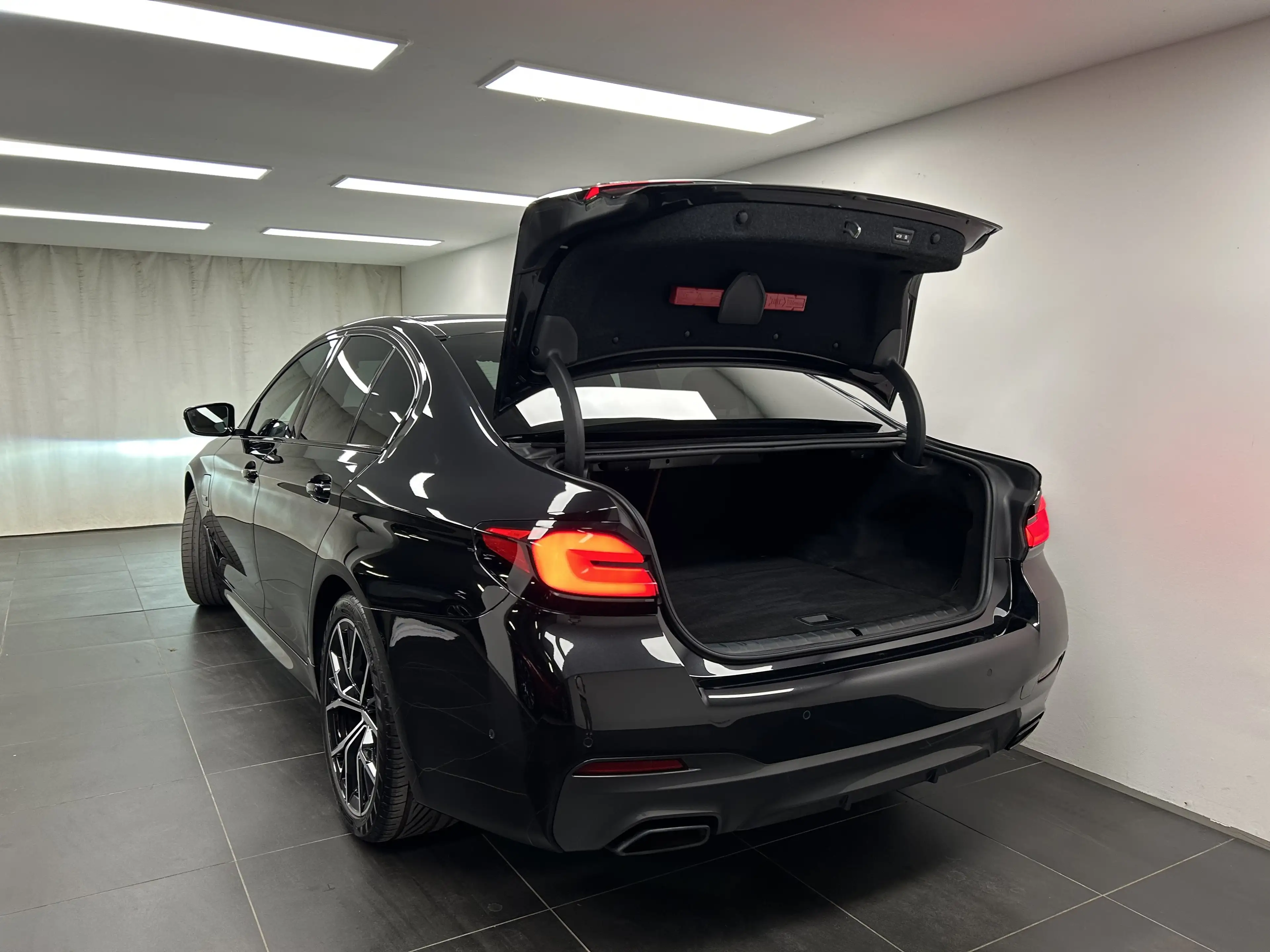 BMW 530 e xDrive Limousine — photo 13