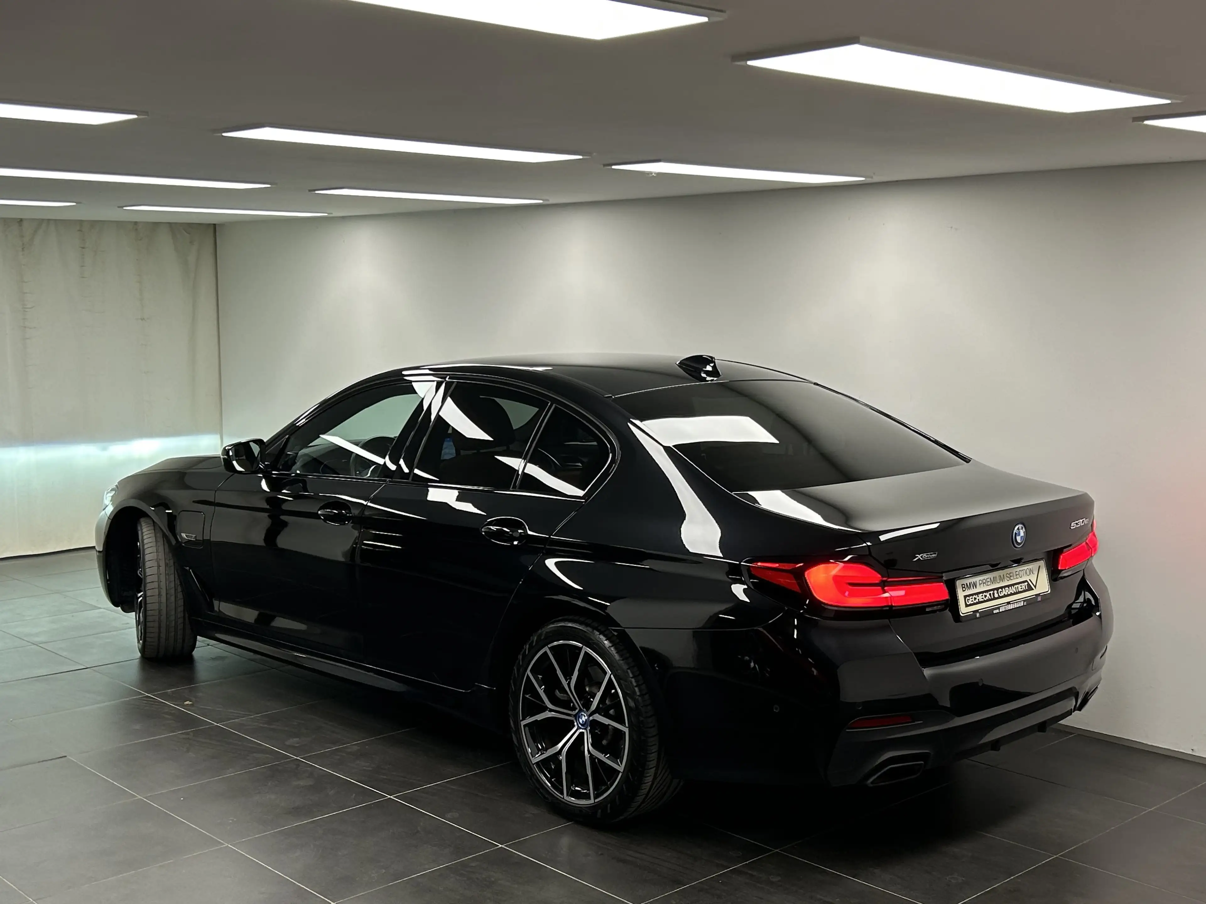 BMW 530 e xDrive Limousine — photo 3