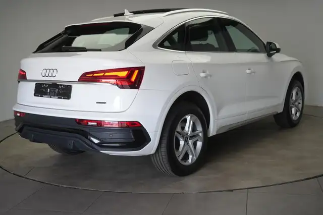 Audi Q5 view 4