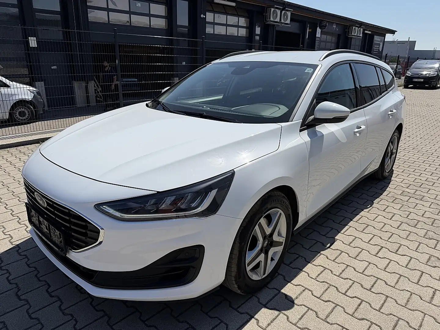 Ford Focus Turnier 1,5 EcoBlue Cool & Connect Aut. Weiß - 1