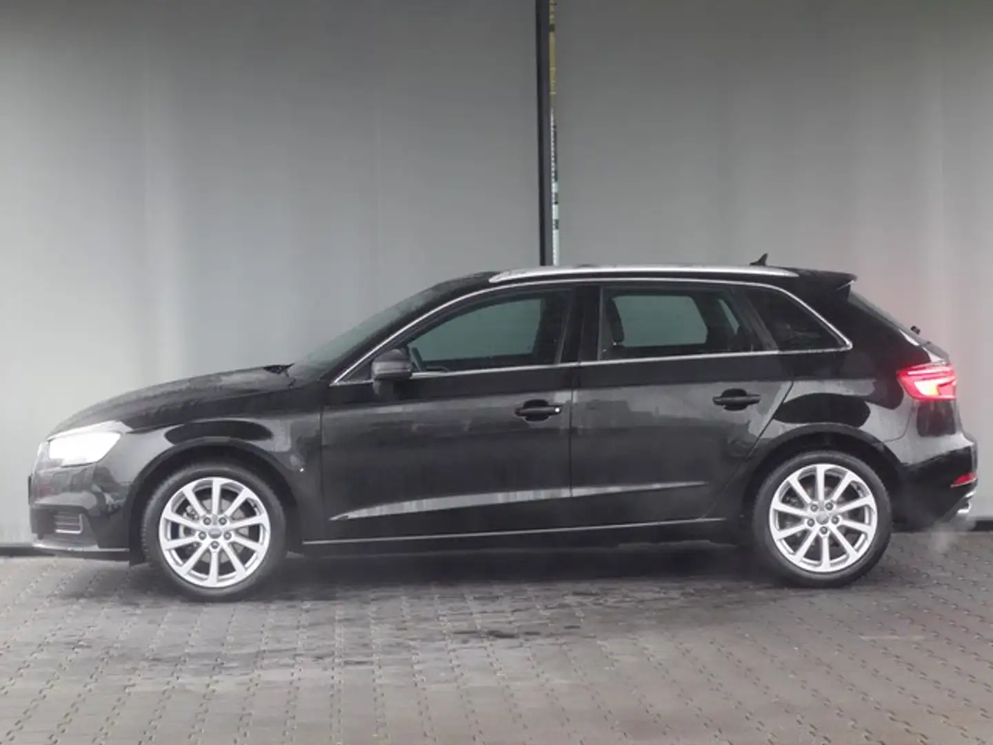 Audi A3 Sportback 35 TFSi design LED Navigation Schwarz - 2