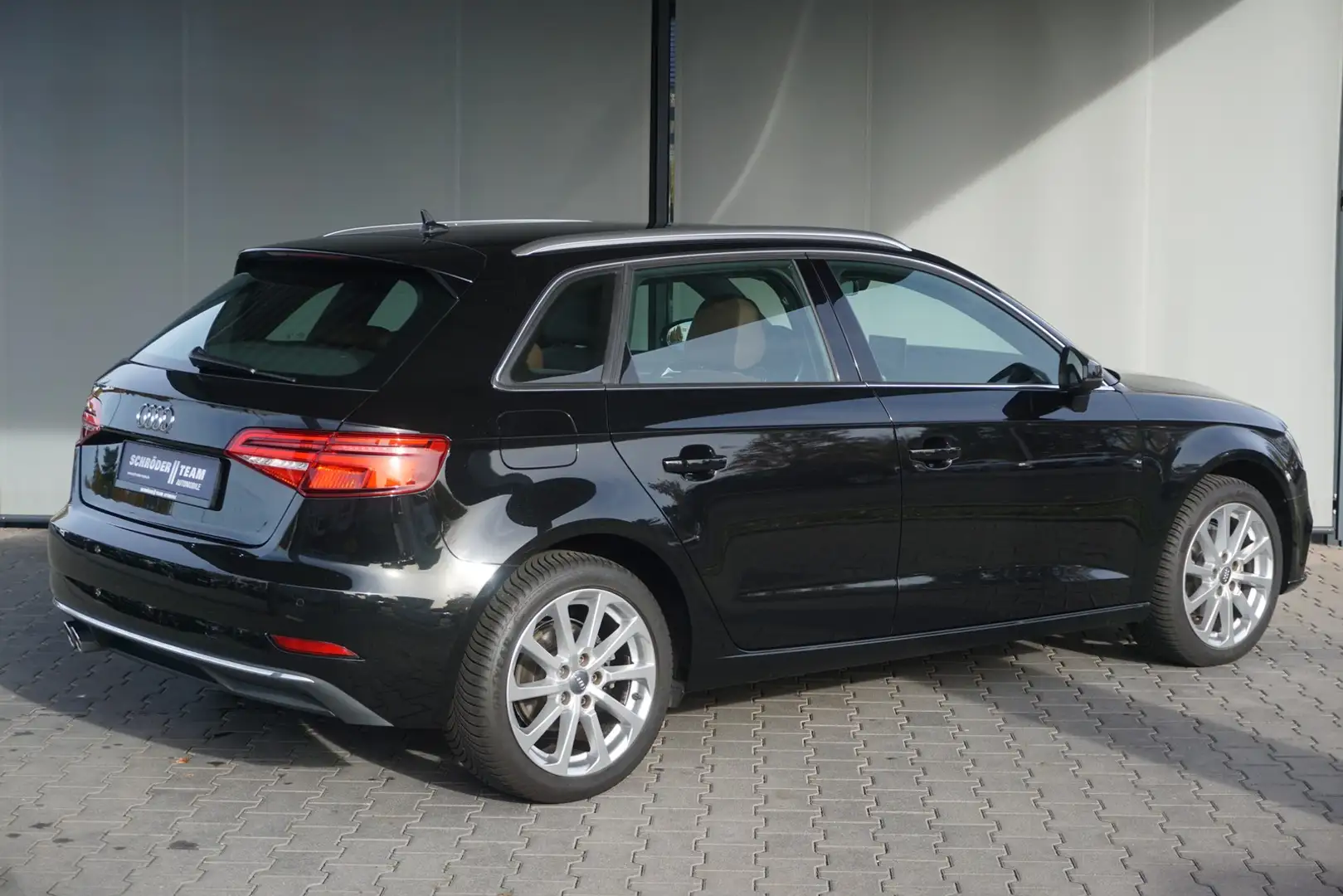 Audi A3 Sportback 1.5TFSI design Navi LED GRA SHZ Negro - 2