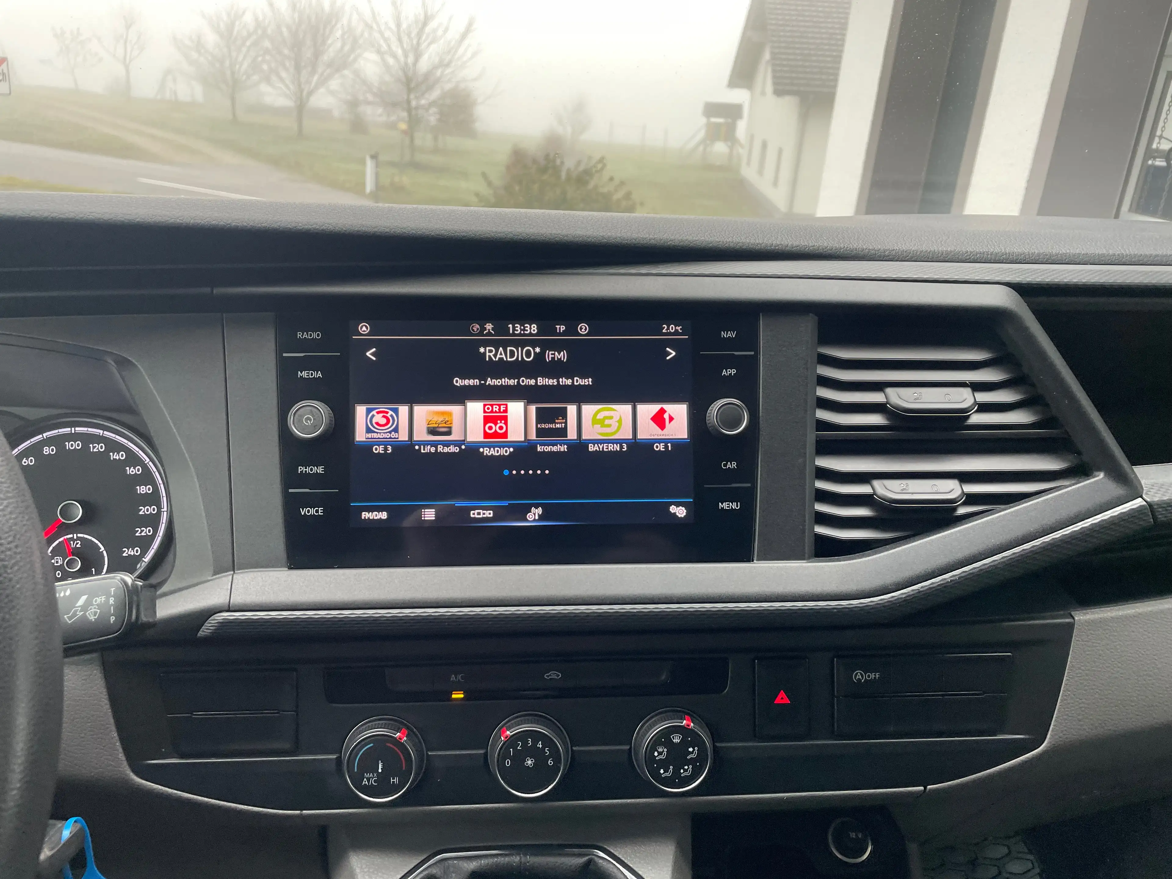 Volkswagen T6.1 Transporter 2,0 TDI *APP*NAVI*KLIMA* — photo 11
