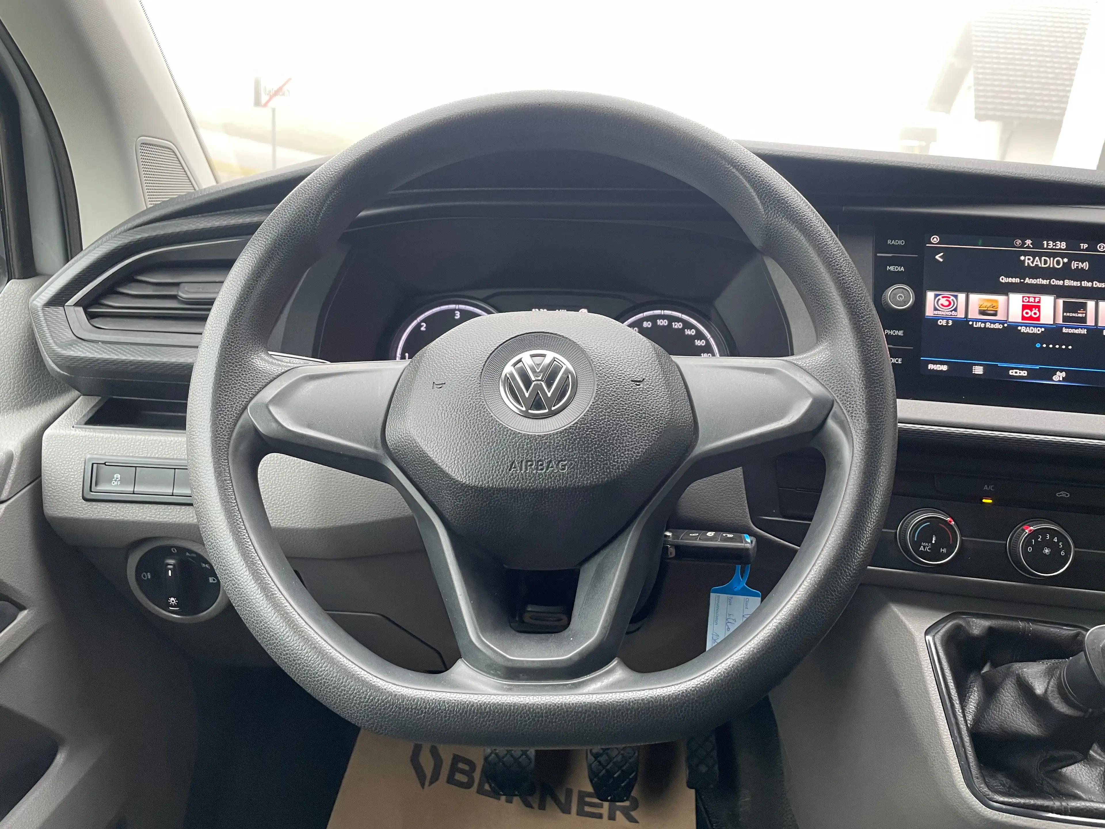 Volkswagen T6.1 Transporter 2,0 TDI *APP*NAVI*KLIMA* — photo 9