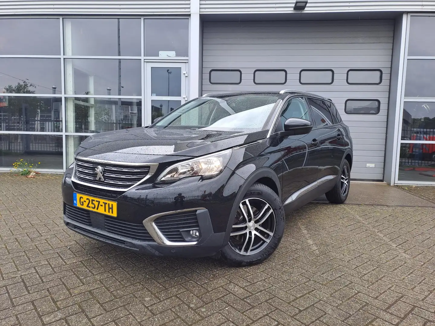 Peugeot 5008 1.2 PureTech Blue Lease Executive Zwart - 1