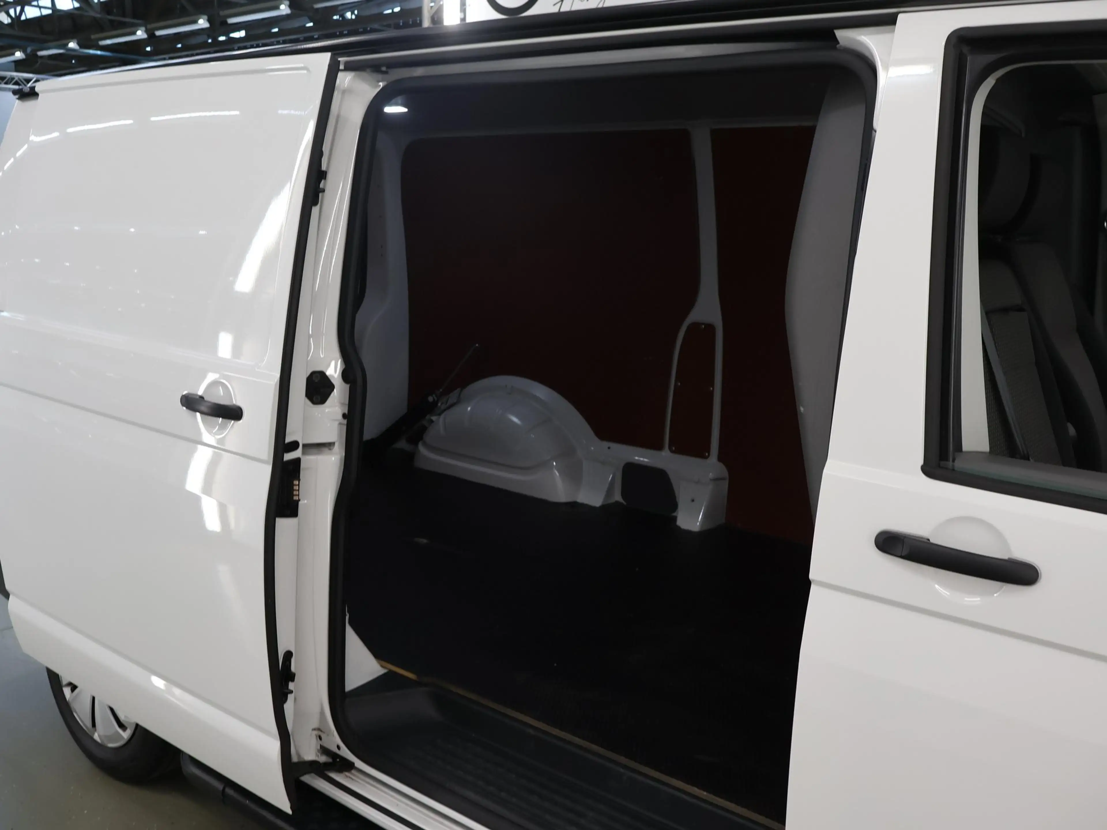 Volkswagen T6.1 Transporter 2.0 TDI L2H1 28 Comfortline — photo 11